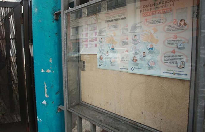 Cartel explicativo sobre cómo prevenir el contagio de coronavirus en la entrada a uno de los centros educativos de Vitoria 