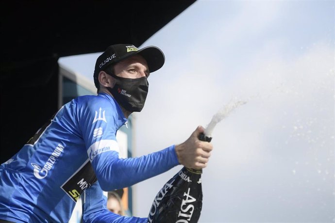 El británico Simon Yates celebra su victoria de etapa y liderato en la Tirreno-Adriático 2020