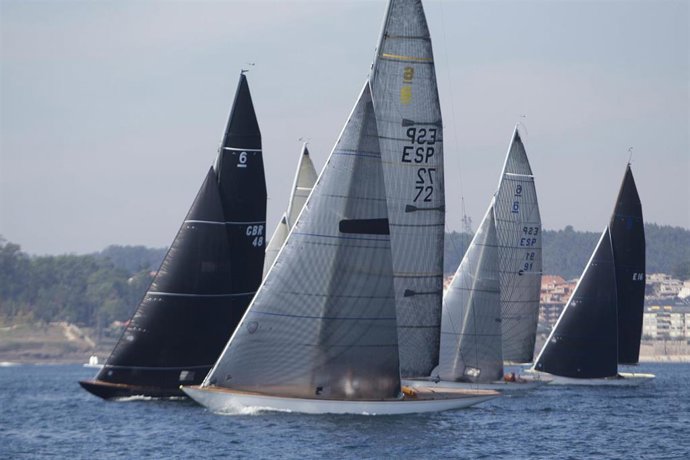 La flota de 6 Metros de la Volvo Autesa Cup compitiendo en la ría de Pontevedra
