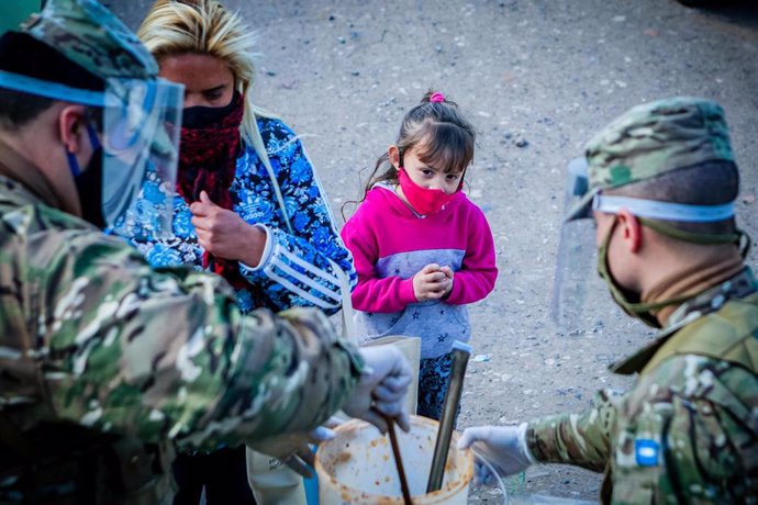 Miembros del Ejército de Argentina distribuyen alimentos a personas en situación de vulnerabilidad en Buenos Aires. 