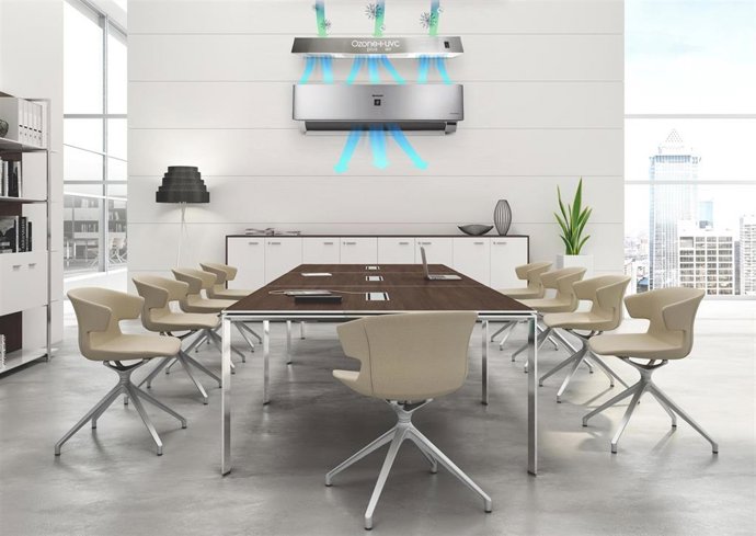 Simulación de oficina con un aparato de desinfección de aire