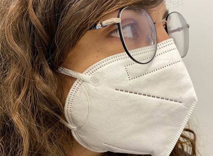 Mujer con mascarilla