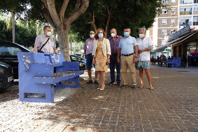 Begoña Medina, viceportavoz del PSOE de Málaga, con vecinos y comerciantes de la avenida de Sor Teresa Prat