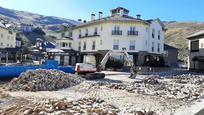 Obras de mejora en la plaza de Andalucia de Pradollano, centro neurálgico de la estación de esquí de Sierra Nevada (Granada)