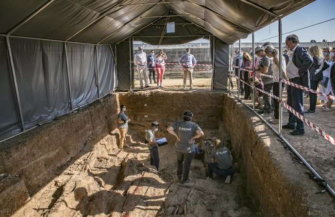 Trabajos de exhumación de la fosa común de Pico Reja, una de las mayores fosas del franquismo, ubicada en el cementerio de San Fernando. En Sevilla (Andalucía, España), a 17 de junio de 2020.