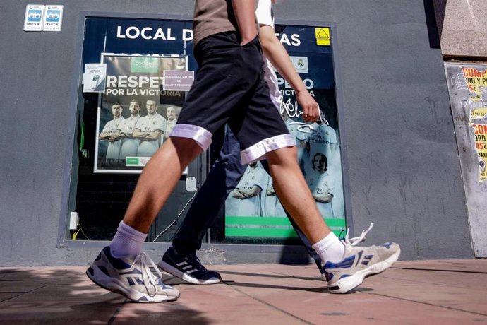 Jóvenes pasan por un local de apuestas de Codere en Madrid (España), a 9 de septiembre de 2020. 