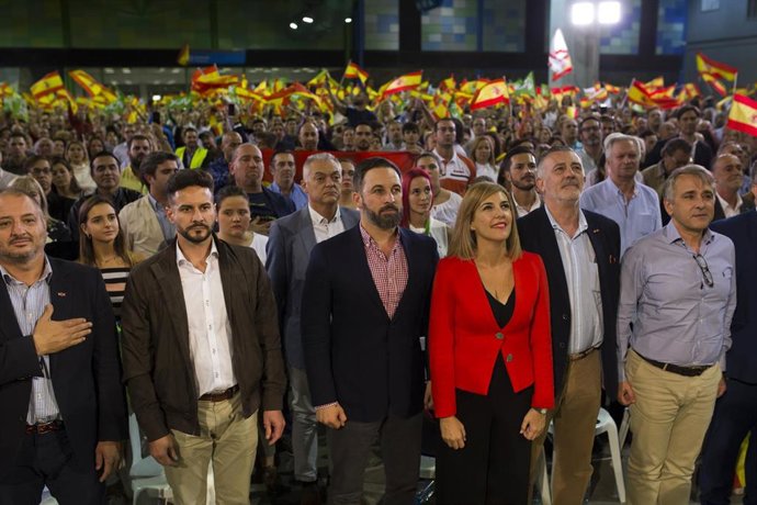 El presidente de Vox, Santiago Abascal (4d), participa en un acto público en el Palacio de Ferias y Congresos de Málaga (Andalucía, España), a 22 de octubre de 2019.