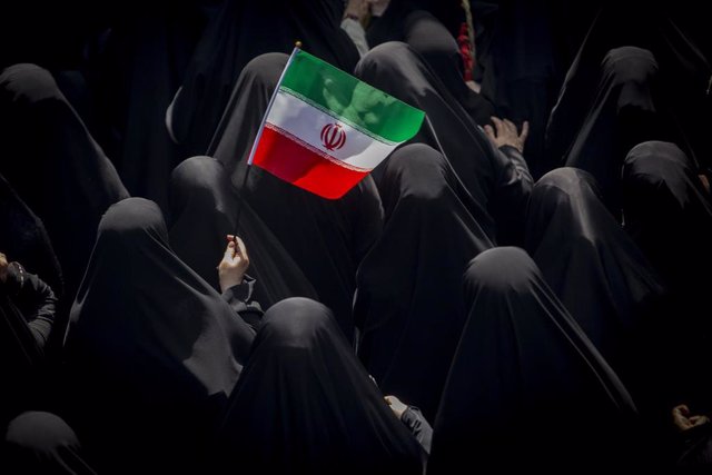 Mujeres con una bandera de Irán