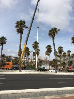 Retirada del mástil de la Fuente Luminosa