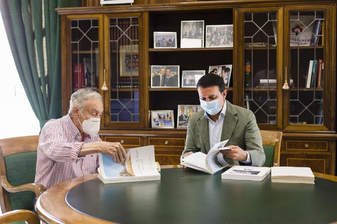 Juan Rigaud visita al Presidente de la Diputación de Almería para entregar documentación de lntervenciones realizadas en La Rambla a partir de los años 70 para el Archivo Provincial.