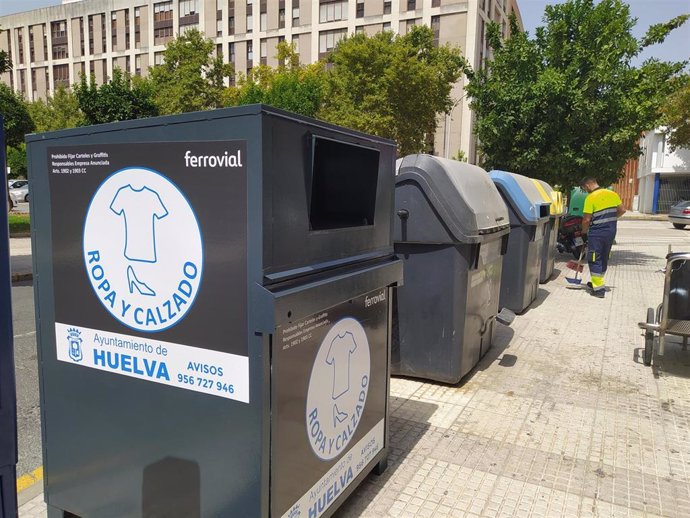 Imagen de archivo de diferentes contenedores de reciclaje en Huelva.