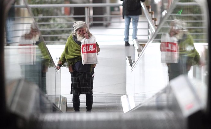 Una persona sin hogar pasea por la Estación de Atocha, en Madrid (España), a 17 de marzo de 2020.