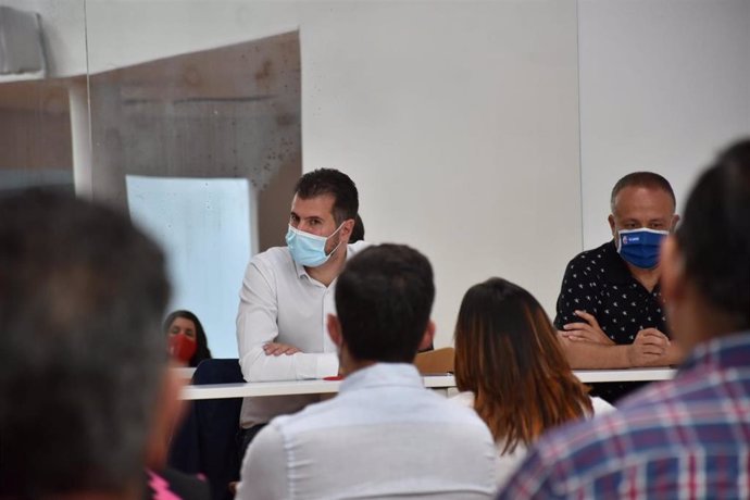 El secretario general del PSOECyL, Luis Tudanca, preside una reunión de trabajo con alcaldes y portavoces socialistas de la comarca de El Bierzo en Toral de los Vados (León).