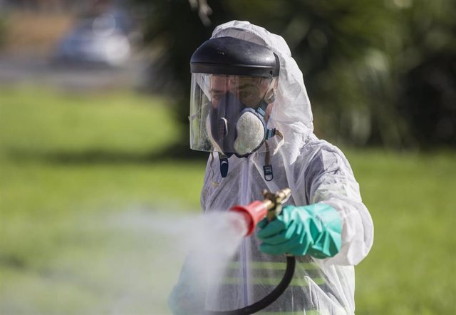 Un trabajador durante las labores de fumigación contra los mosquitos causantes del virus del Nilo en Coria del Río, (Sevilla, Andalucía, España), a  17 de agosto de 2020.