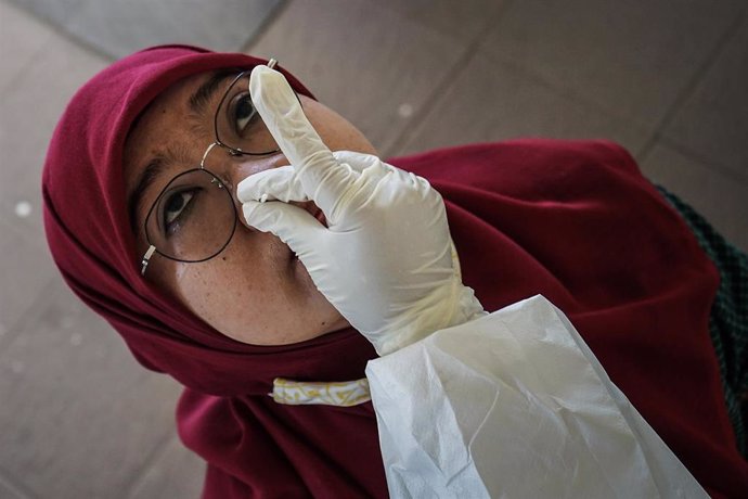 Mujer haciéndose una prueba PCR del coronavirus en Indonesia