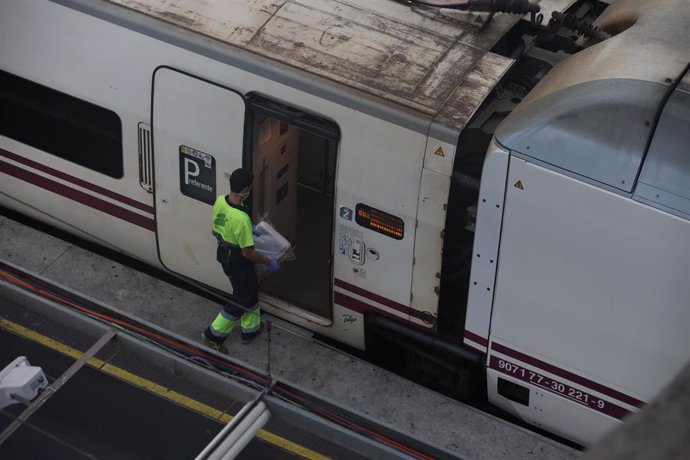 Un trabajador entra en un tren de Renfe