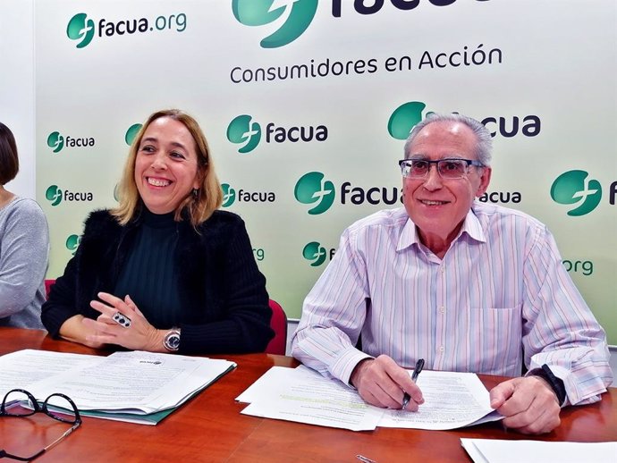 Olga Ruiz y Paco Sánchez Legrán, en la Junta Directiva de Facua celebrada el pasado 15 de febrero.
