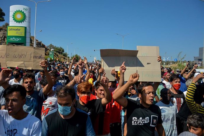 Migrantes durante una manifestación en Lesbos, Grecia