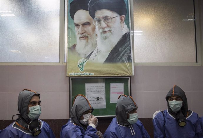 Personas con mascarilla en Teherán durante la pandemia de coronavirus en Irán