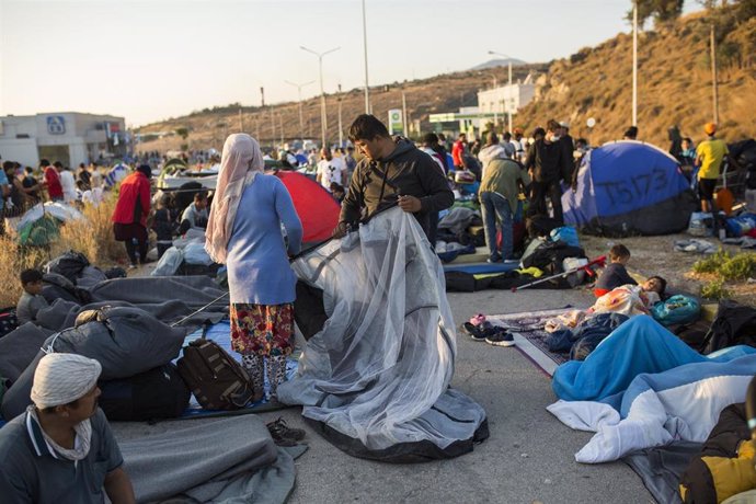 Personas refugiadas en los alrededores del campo de Moira, situado en la isla griega de Lesbos, tras el incendio que destruyó el campo
