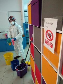 Los Bomberos del Aljarafe limpian el centro Mater et Magistra