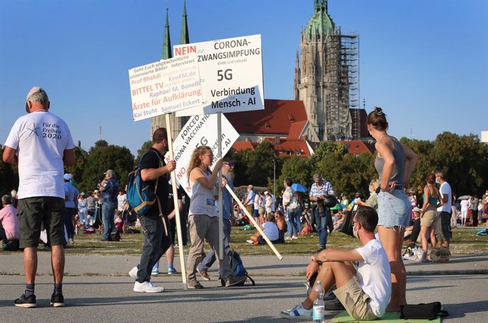Coronavirus.- Unos 10.000 negacionistas se manifiestan en Múnich contra las rest