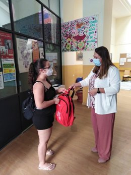 Entrega de mochilas y material escolar a estudiantes del Distrito Sur