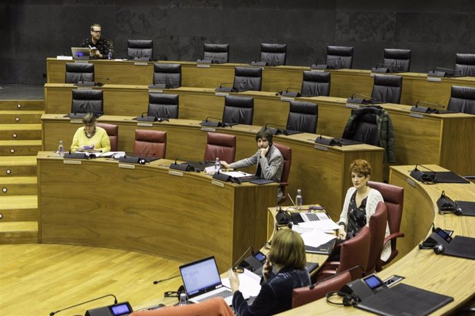 Reunión de la Mesa y Junta de Portavoces del Parlamento de Navarra en el salón de plenos.