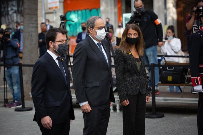 (I-D) El vicepresidente de la Generalitat, Pere Aragons; el presidente del Govern, Quim Torra; y la consellera de la Presidencia, Meritxell Budó; durante la ofrenda anual al monumento de Rafael Casanova durante la Diada de Cataluña 2020
