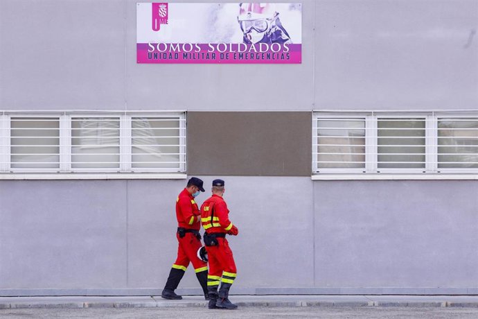 Dos militares de la Unidad Militar de Emergencias (UME)