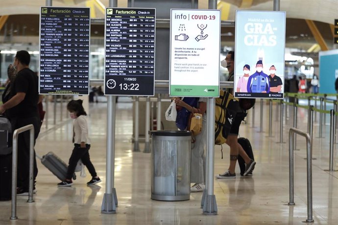 Pasajeros cerca de páneles informativos en la terminal T4 del aeropuerto Adolfo Suárez Madrid-Barajas, en Madrid (España), a 11 de septiembre de 2020. Terminal T4 del aeropuerto Adolfo Suárez Madrid-Barajas, en Madrid (España), a 11 de septiembre de 202