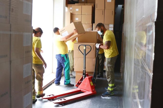 Reparto de material sanitario.