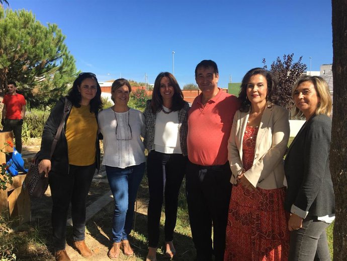 La delegada de Educación en Huelva, Estela Villalba, en una imagen de archivo de una visita al IES La Marisma.
