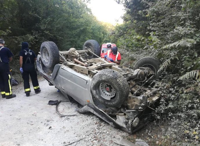 Todoterreno volcado en la pista de las canteras de Olazagutía