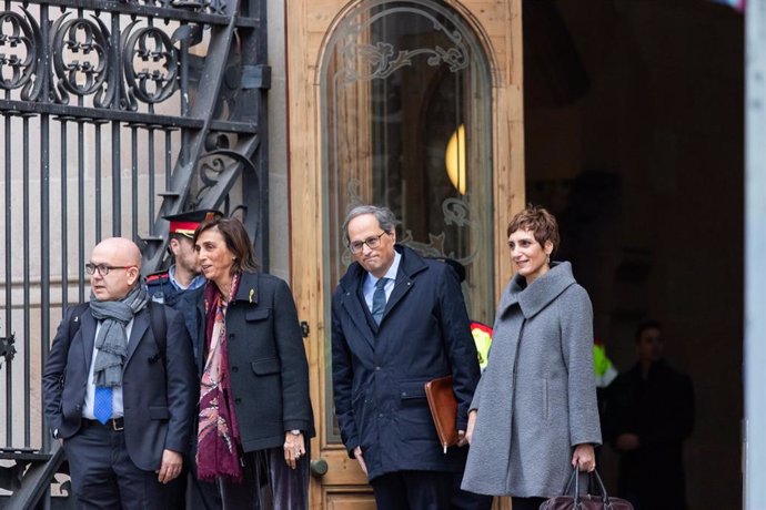 El abogado que coordina la defensa internacional de Carles Puigdemont y exconsellers de su gobierno, Gonzalo Boye (1i) y el presidente de la Generalitat Quim Torra.