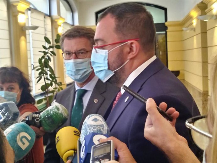 Alberto Núñez Feijóo y Adrián Barbón atendiendo a los medios después de su encuentro en Oviedo.