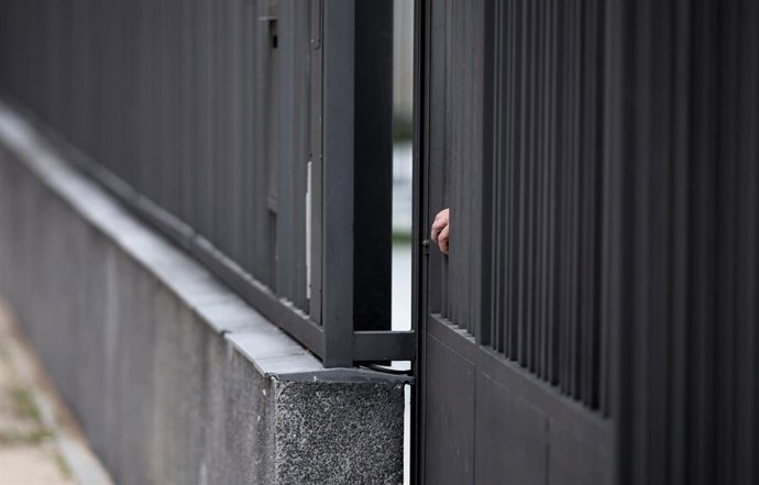 Una mano se asoma en la verja de color negro de un colegio de Madrid, a 3 de marzo de 2020.