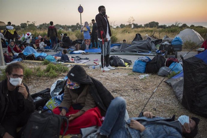 Personas acampando al lado de una carretera cerca del campo de refugiados de Moria devastado por un incendio el pasado miércoles, 11 de septiembre de 2020, en Moria (Grecia).