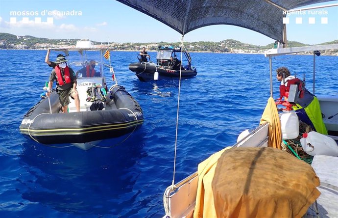 La Policía Marítima de los Mossos d'Esquadra y el grupo de apoyo marino de los Agents Rurals retiran una red de pesca de grandes dimensiones perdida en el fondo del mar de la costa de Llafranc (Girona).
