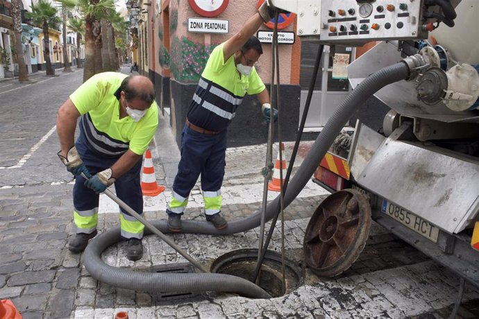 Limpieza de la red de saneamiento en Cádiz