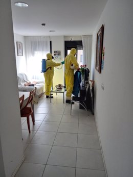 Bomberos de la DPT desinfectan 72 apartamentos tutelados en Alcañiz.