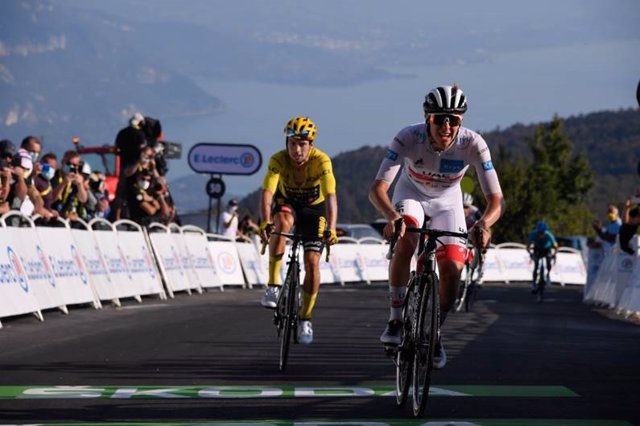 Tadej Pogacar se impone en el esprint a Primoz Roglic en el Grand Colombier en el Tour 2020