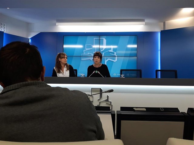 Rueda de prensa celebrada en la Cámara vasca, las parlamentarias de la coalición Nerea Kortajarena y Oihana Etxebarrieta