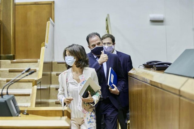 La oarlamentaria de PP-Cs Laura Garrido, junto al presidente del grupo, Carlos Iturgaiz