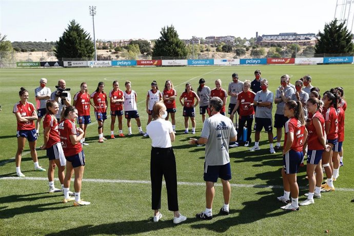 Virginia Torrecilla junto a Jorge Vilda y las internacionales de la selección