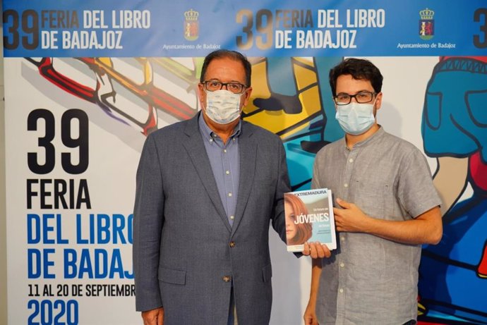 Cecilio Venegas y Enrique Hernández Díez en la presentación del libro sobre la emigración juvenil en la Feria de Badajoz.