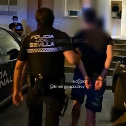 Imagen de la Policía Local tras detener al hombre que intentó estrangular a su ex pareja en el distrito Cerro Amate.