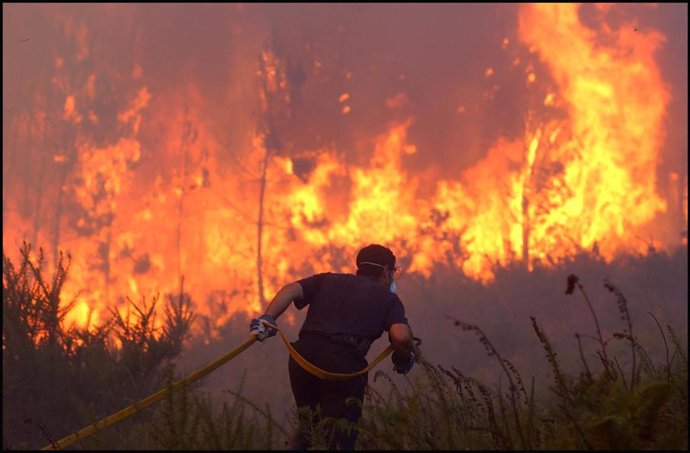 Incendio forestal en Galicia, bomberos y vecinos de los pueblos intentando apagar el fuego prendido en los montes gallegos (A Coruña)
