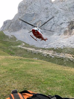 El helicóptero rescata a un senderista en Picos
