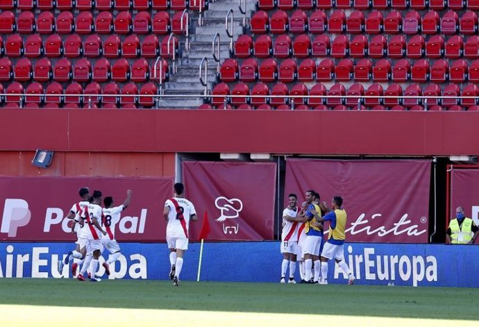 Los jugadores del Rayo Vallecano celebran el gol de Isi Palazón